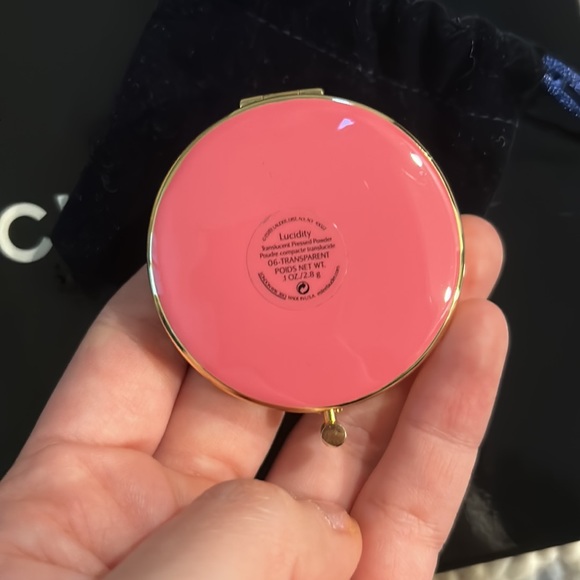 Estee Lauder vintage compact makeup mirror. Contains makeup, puff, and mirror! - Picture 4 of 4